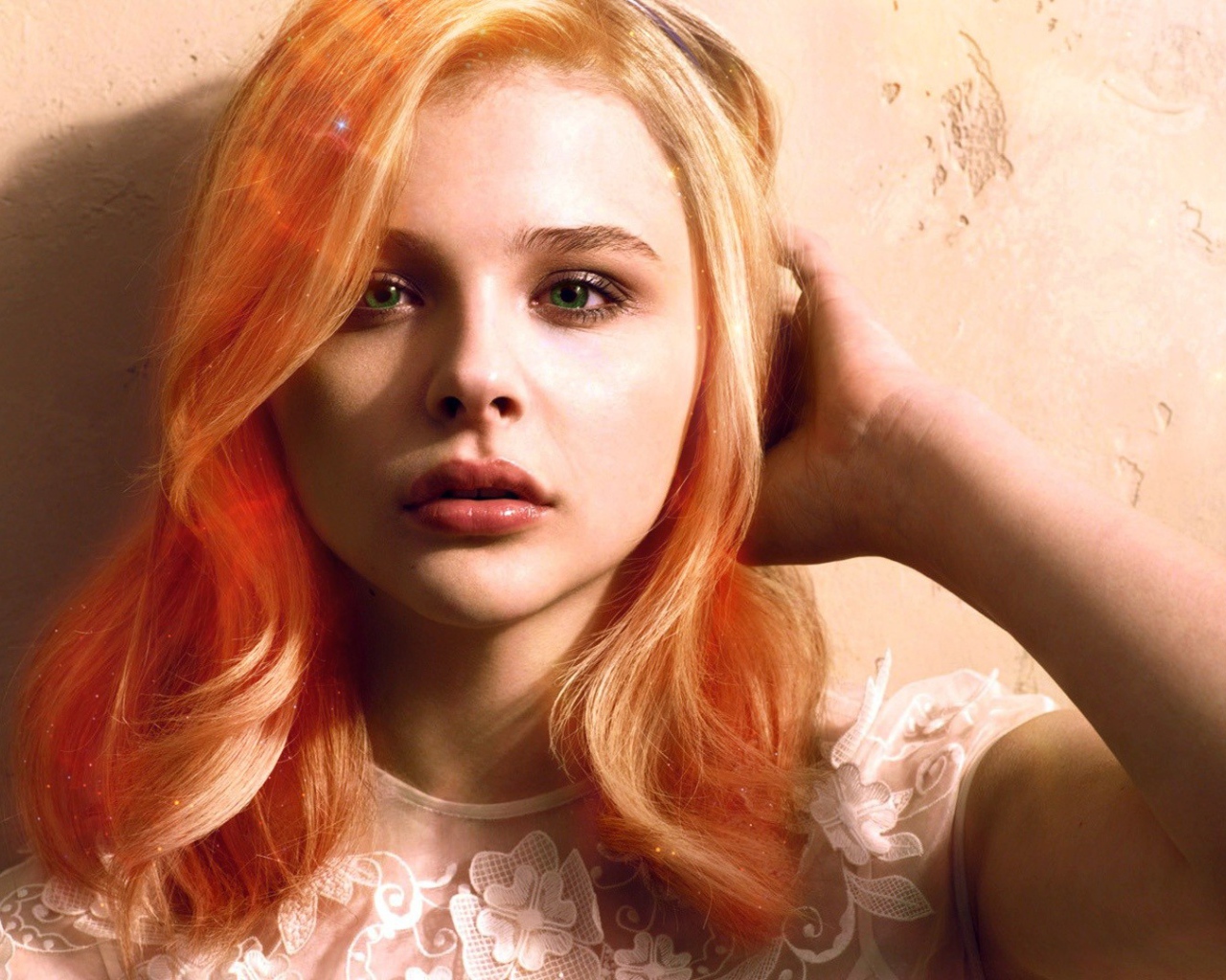 Актриса Хлоя Грейс Морец с зелеными глазами 