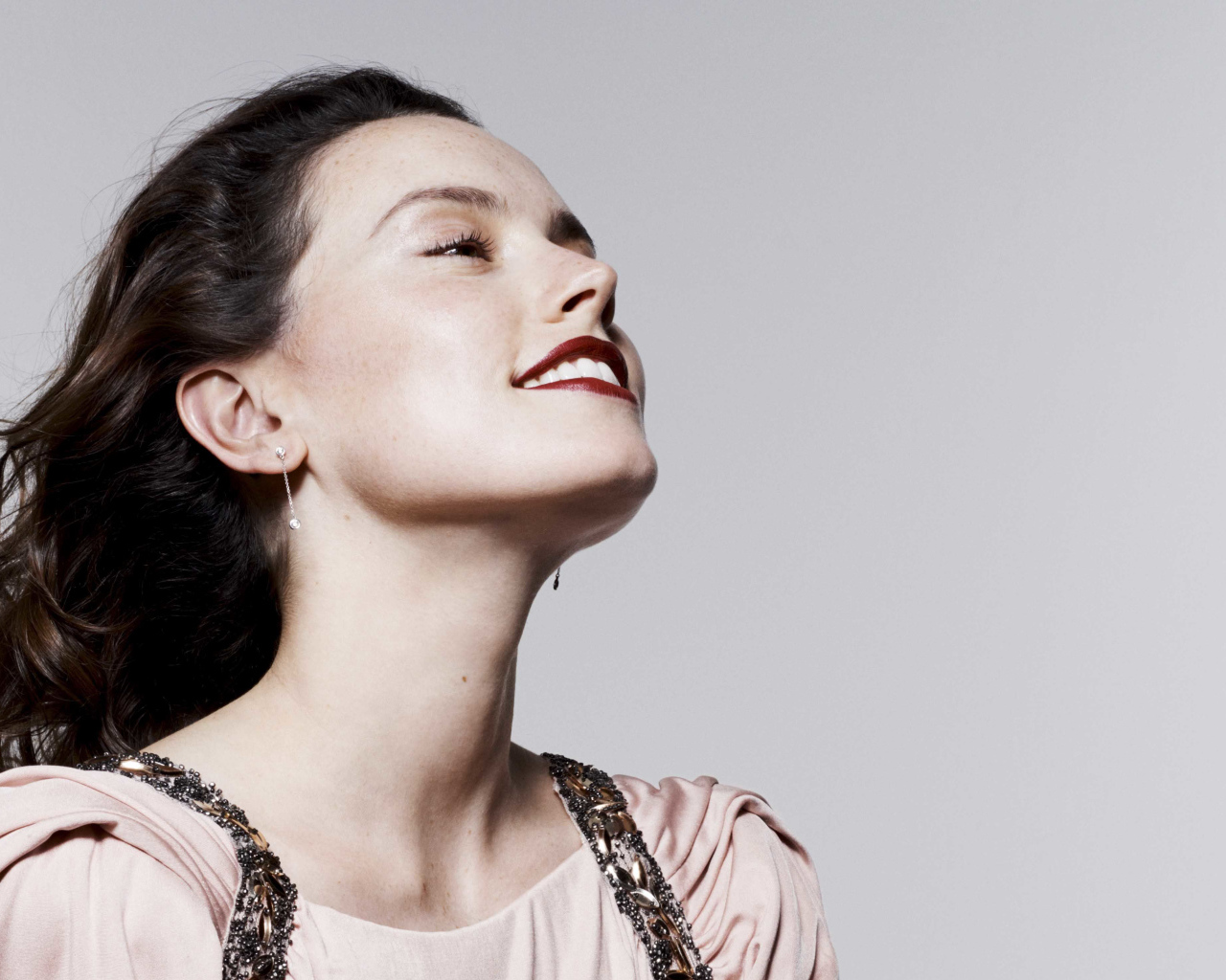 Актриса Дэйзи Ридли с накрашенными красной помадой губами