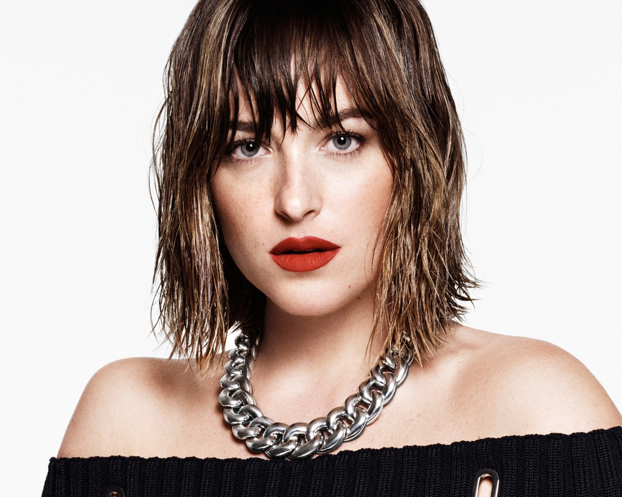 Актриса Дакота Джонсон с красивым украшением на шее