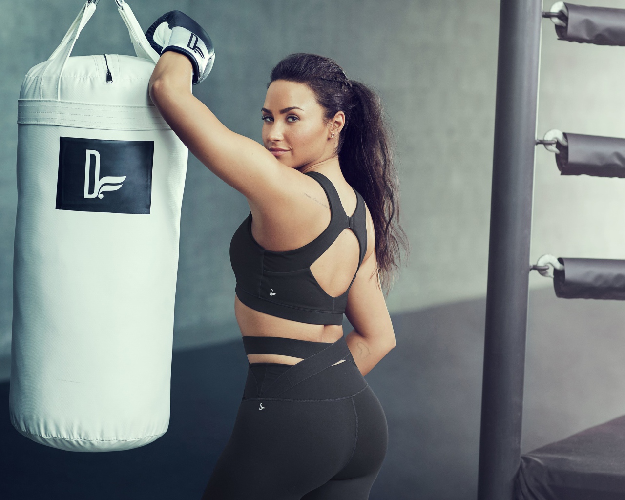 Актриса Деми Ловато в спортзале