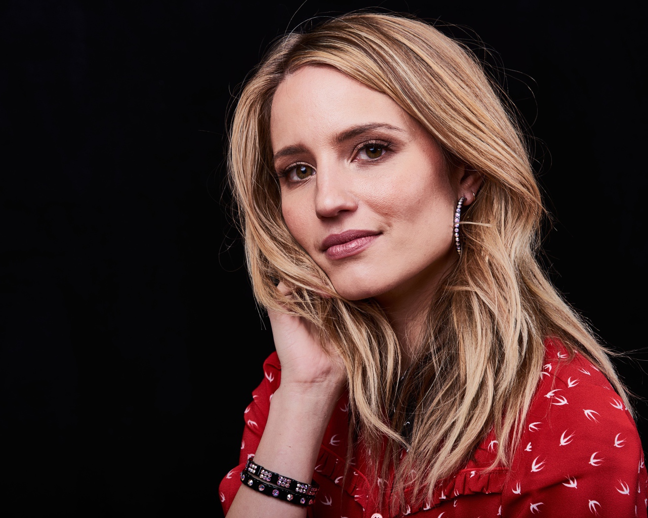 Актриса Дианна Агрон фото на черном фоне 