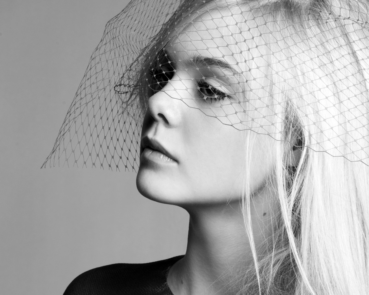 Актриса Эль Фэннинг с вуалью на лице черно-белое фото