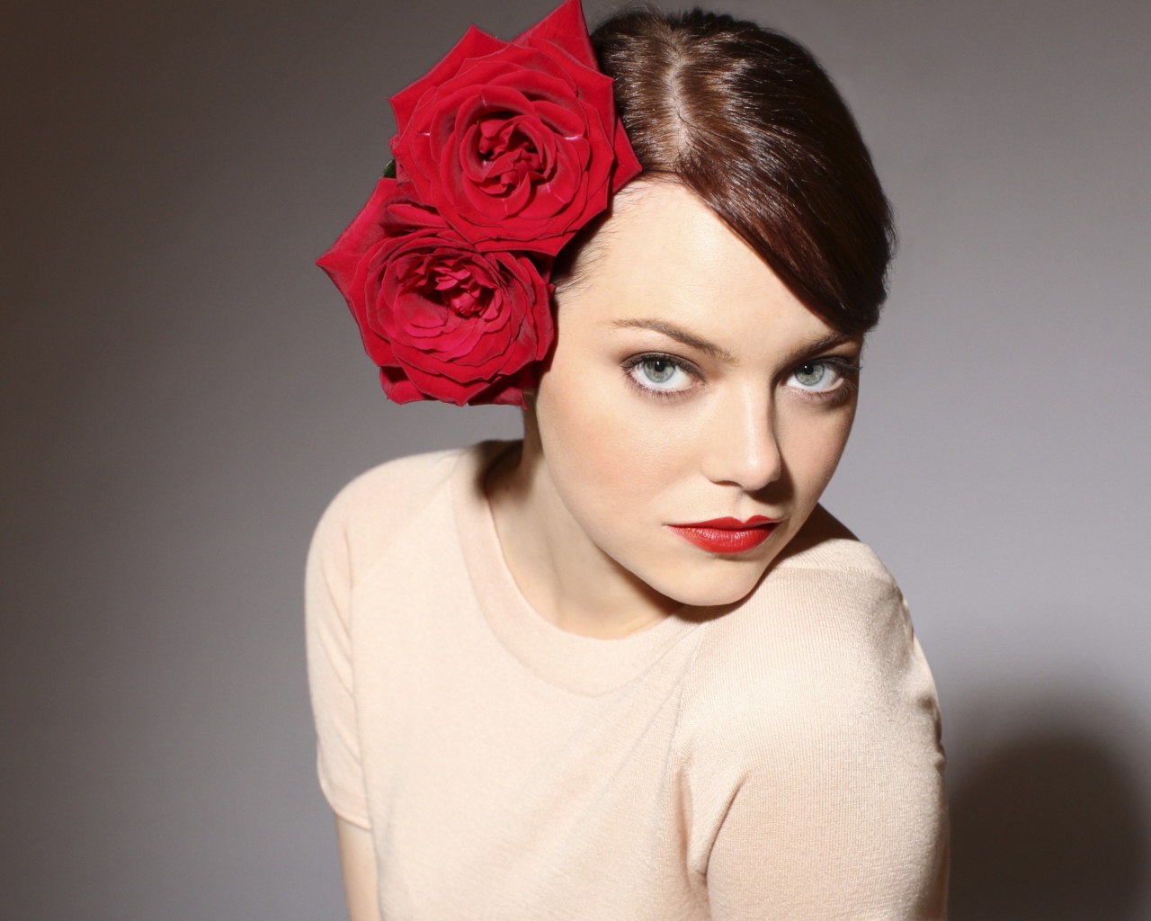 Актриса Эмма Стоун с красными розами в волосах 