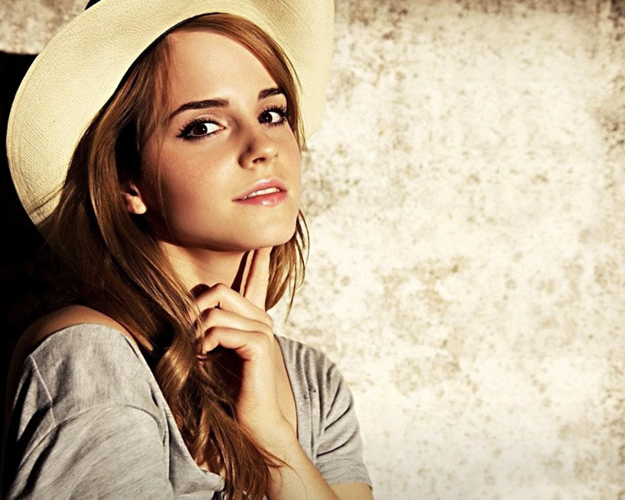 Актриса Эмма Уотсон в шляпе 