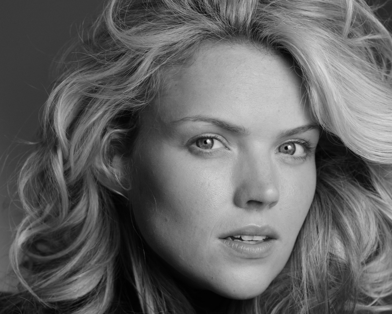 Актриса Эрин Ричардс черно - белое фото