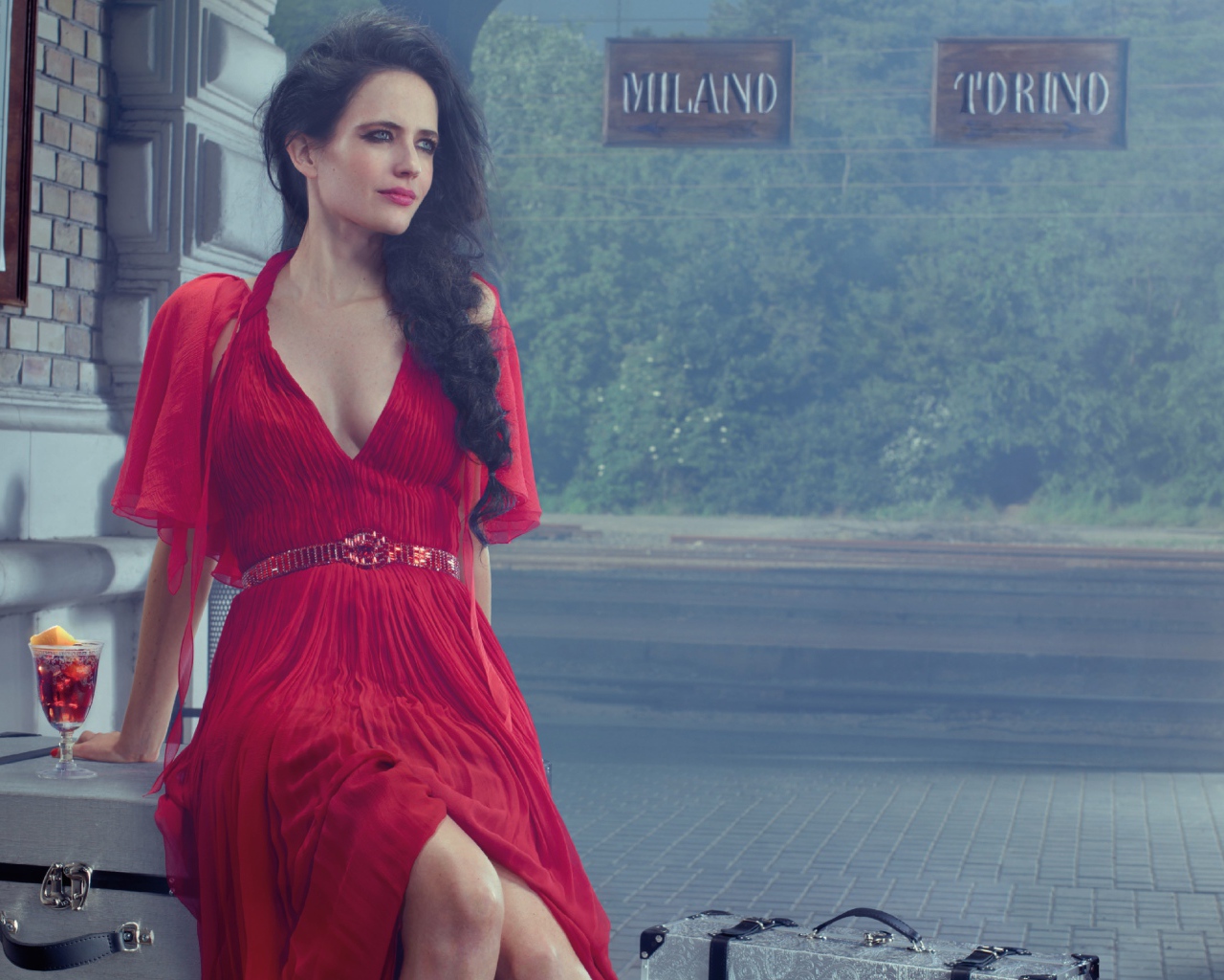 Актриса Ева Грин в красном платье