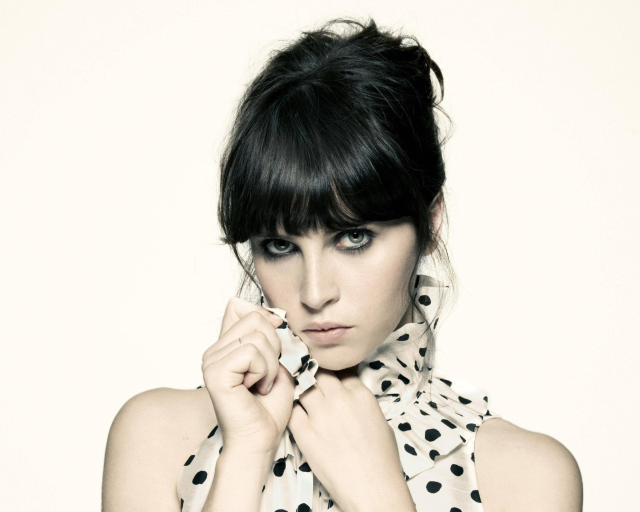 Актриса Фелисити Джонс в платье в горошки