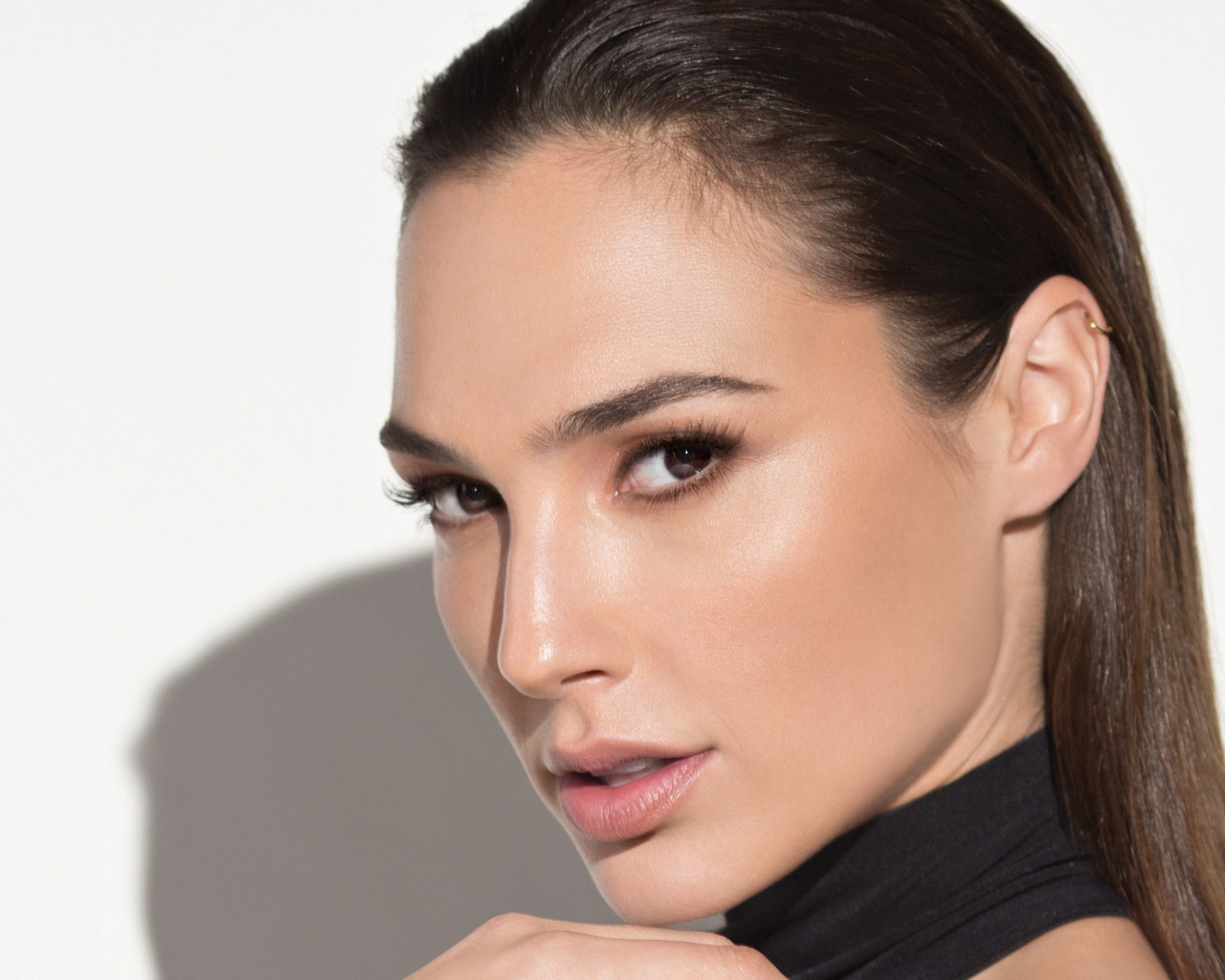 Актриса Галь Гадот, фото на белом фоне 