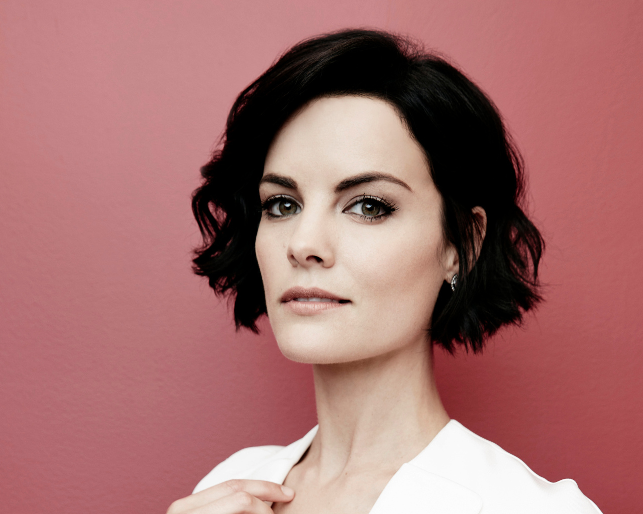 Актриса Джейми Александр,  фото на розовом фоне 