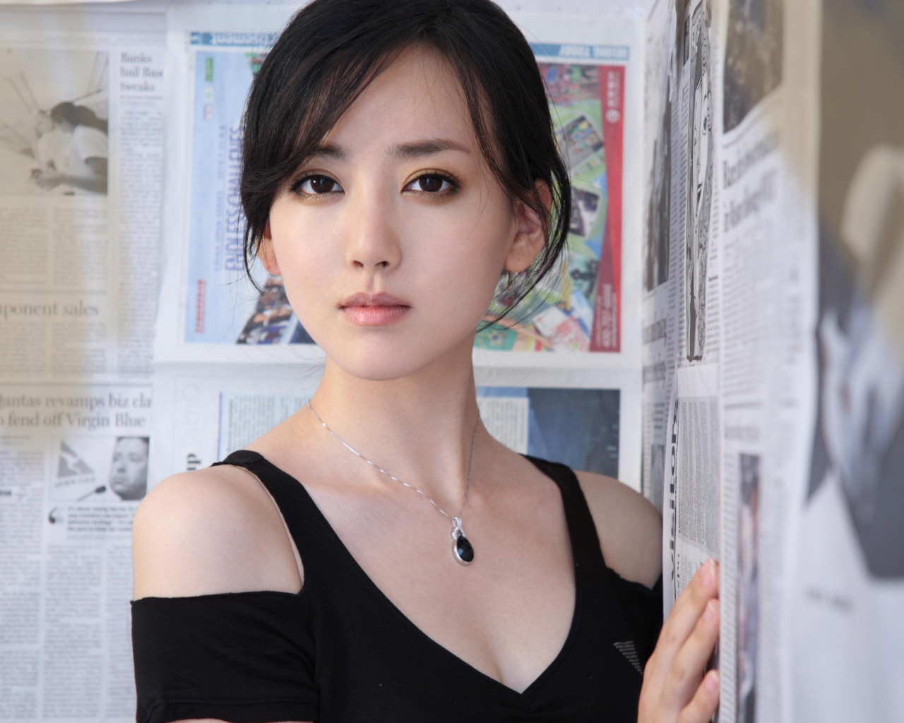 Актриса Цзин Тянь с красивым кулоном на шее