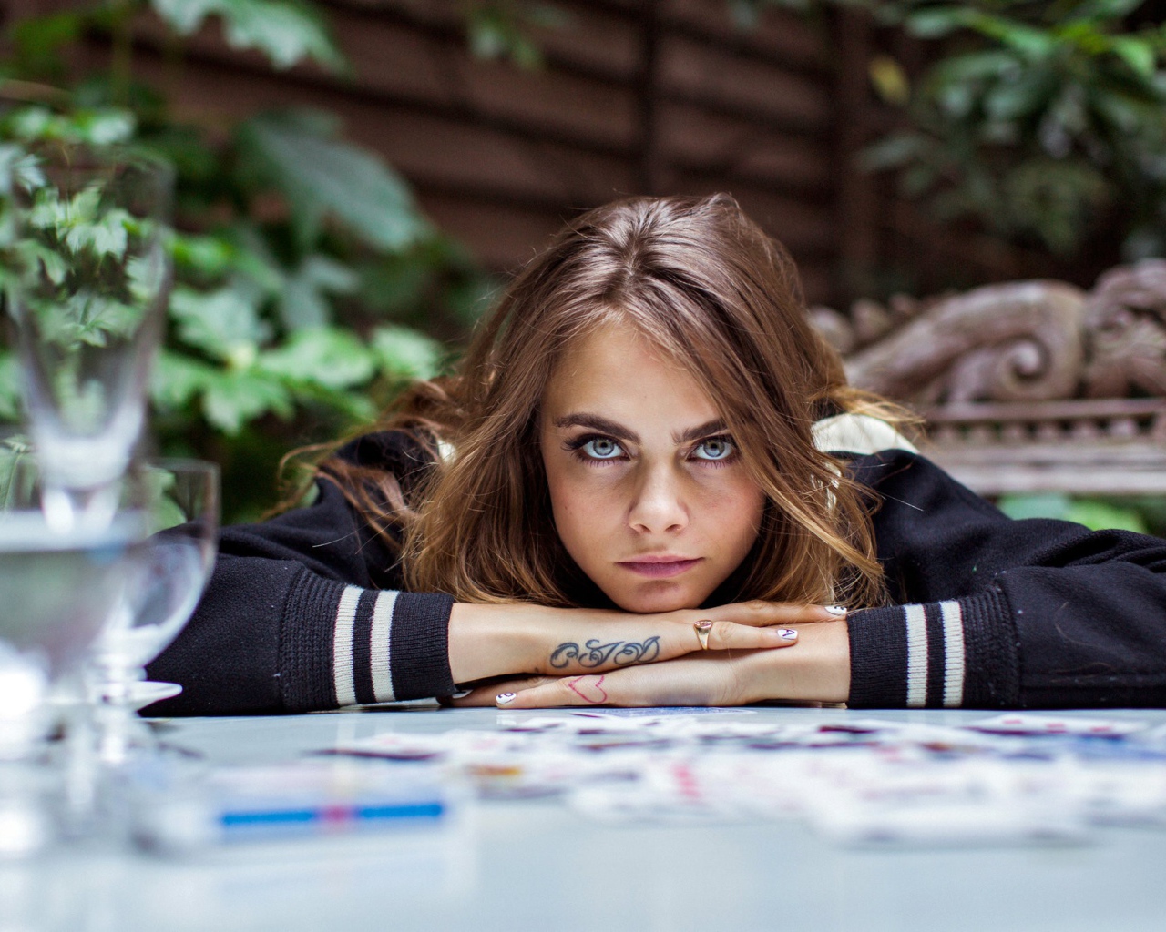 Актриса Кара Делевинь с татуировкой на руке 