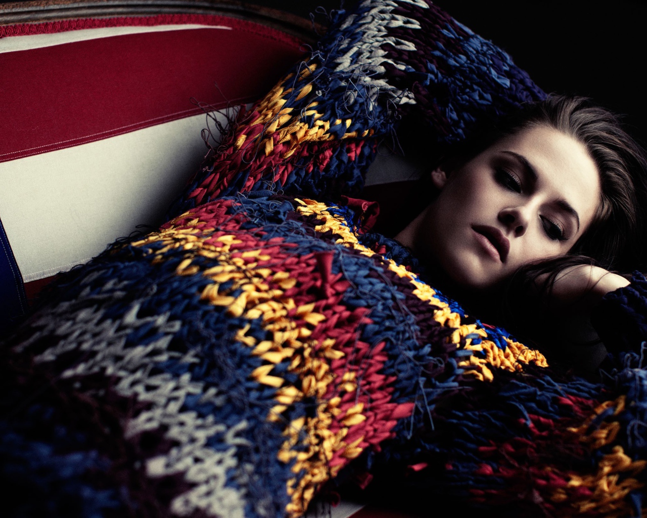 Актриса Кристен Стюарт в цветном свитере 