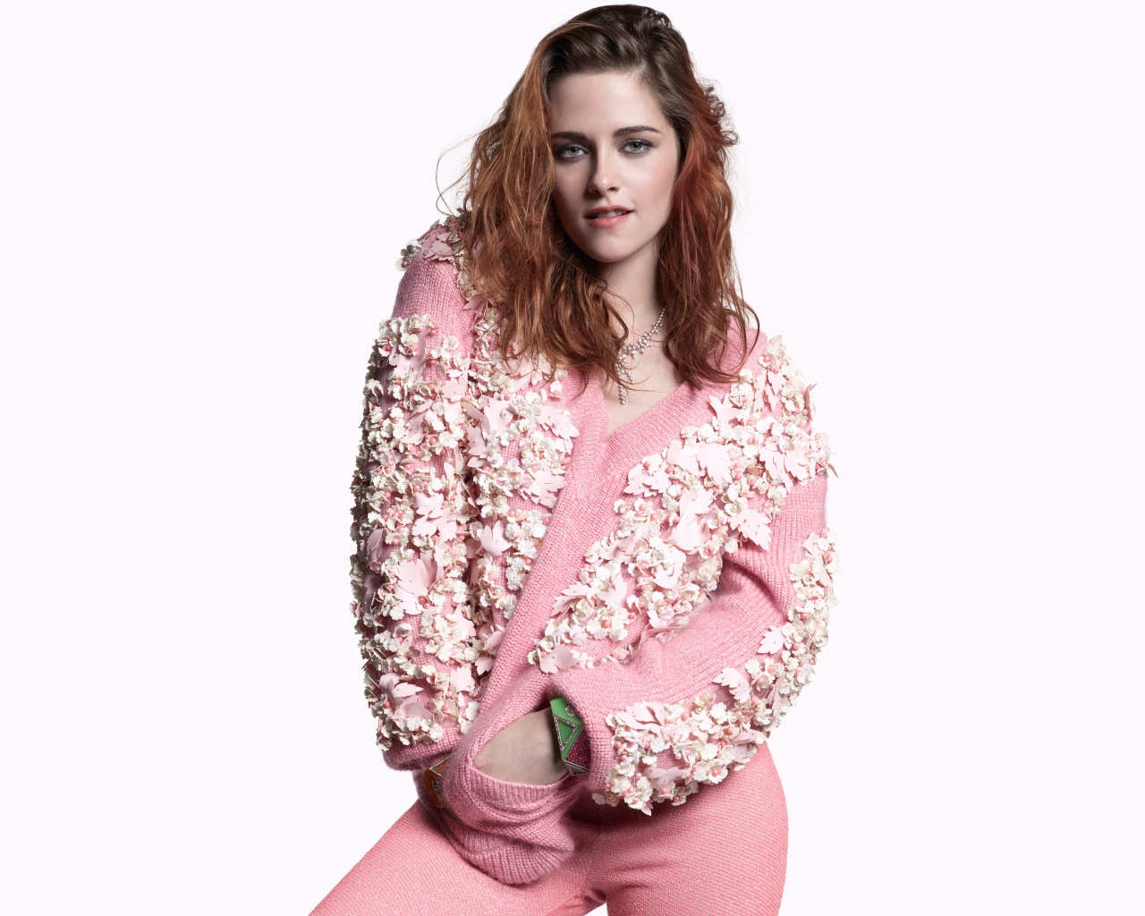 Актриса Кристен Стюарт в розовом костюме на белом фоне