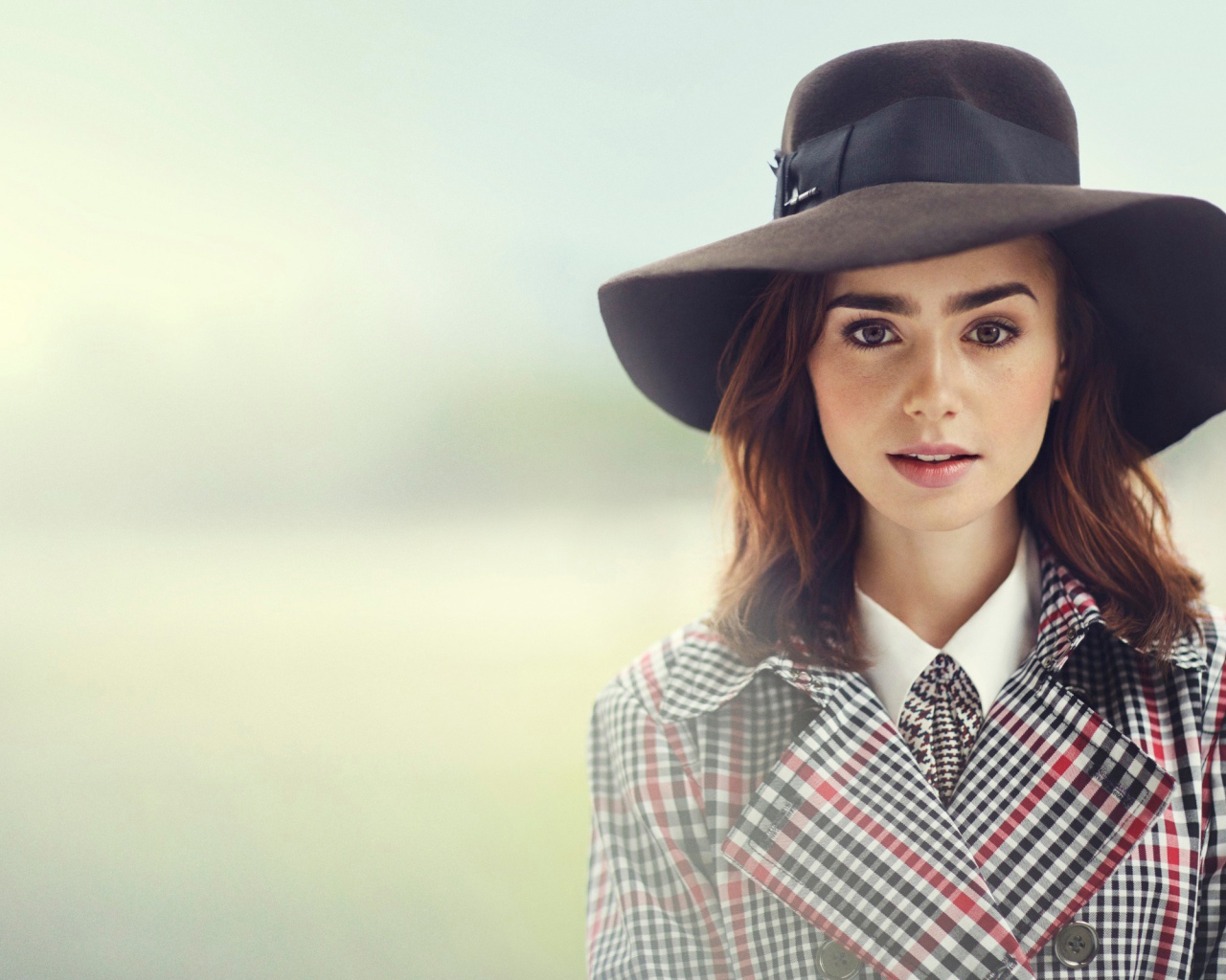 Актриса Лили Коллинз в большой черной шляпе