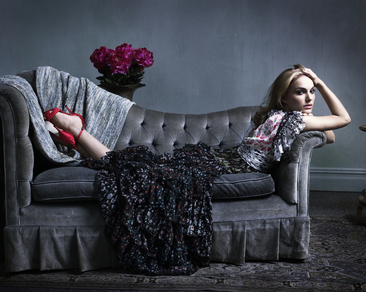 Актриса Натали Портман лежит в красных туфлях на диване