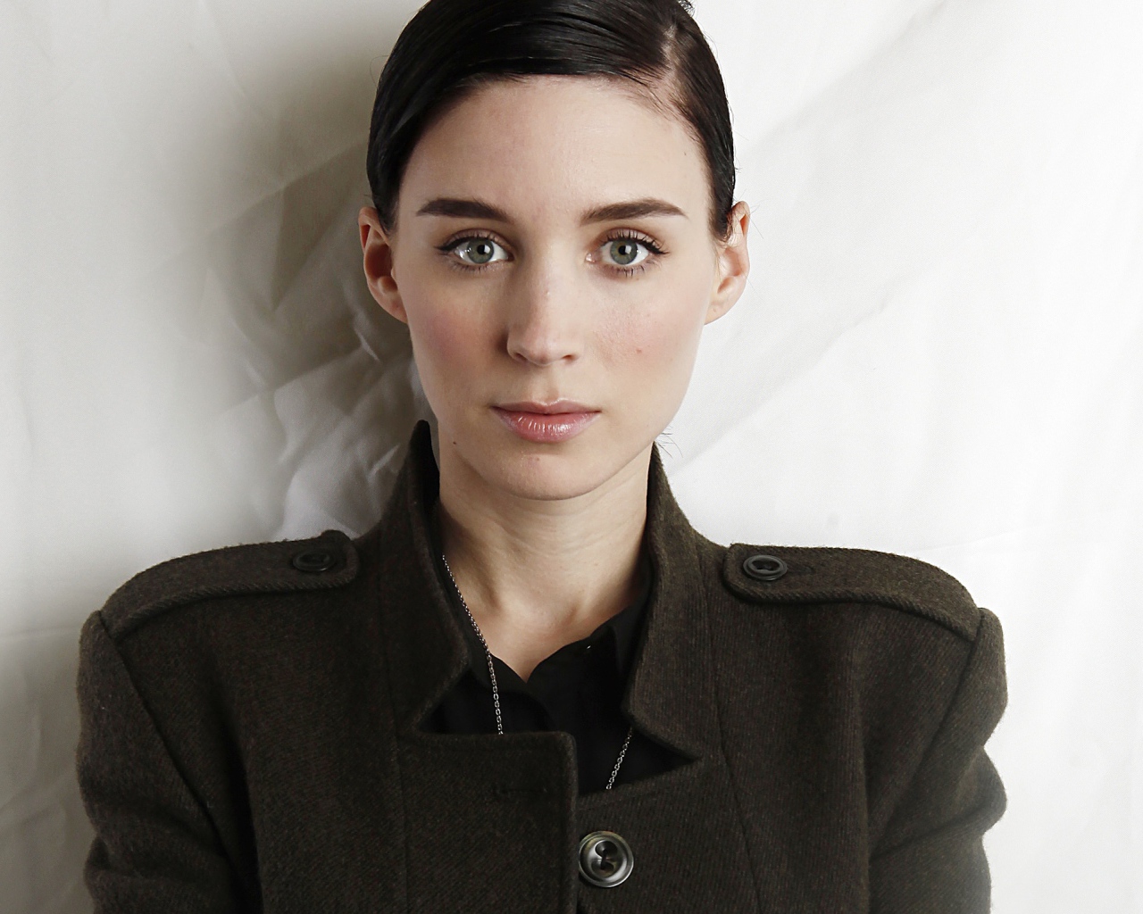 Актриса Руни Мара в пальто 