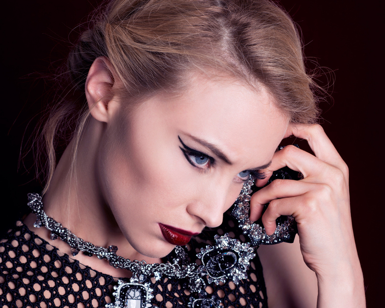 Актриса Сара Гадон с ярким макияжем 