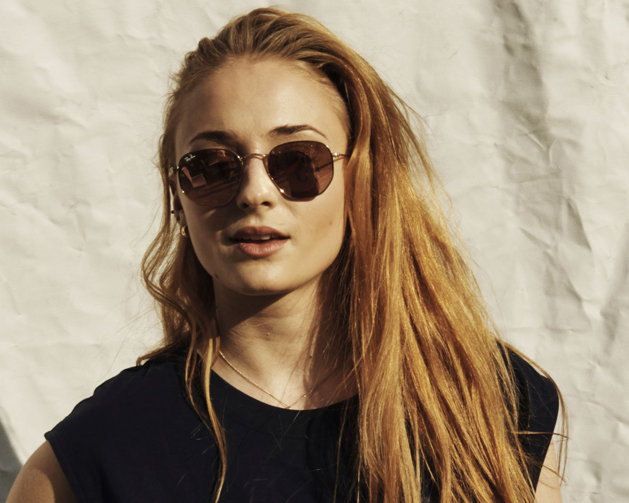 Актриса Софи Тёрнер в солнечных очках