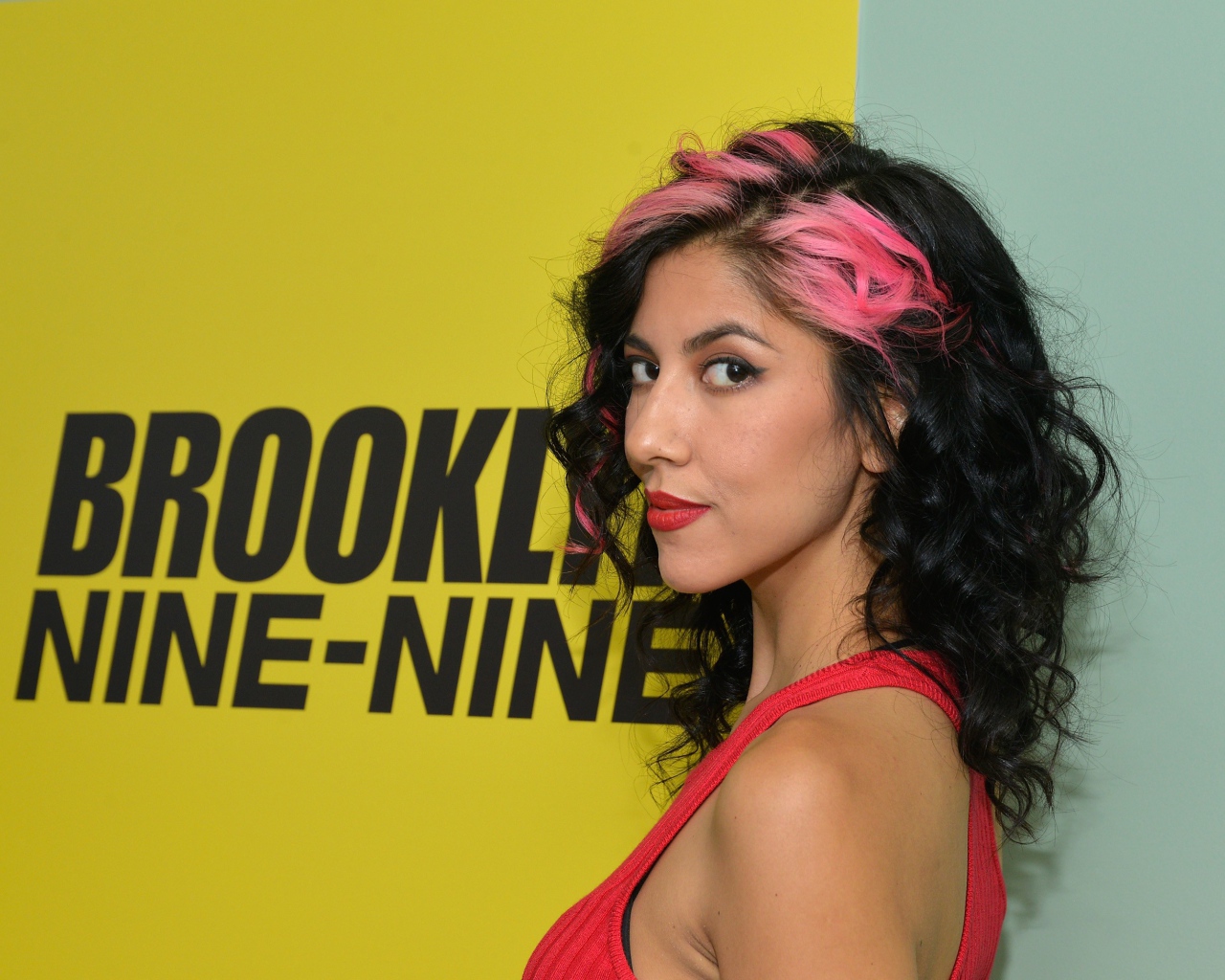 Актриса Стефани Беатрис с черными волосами