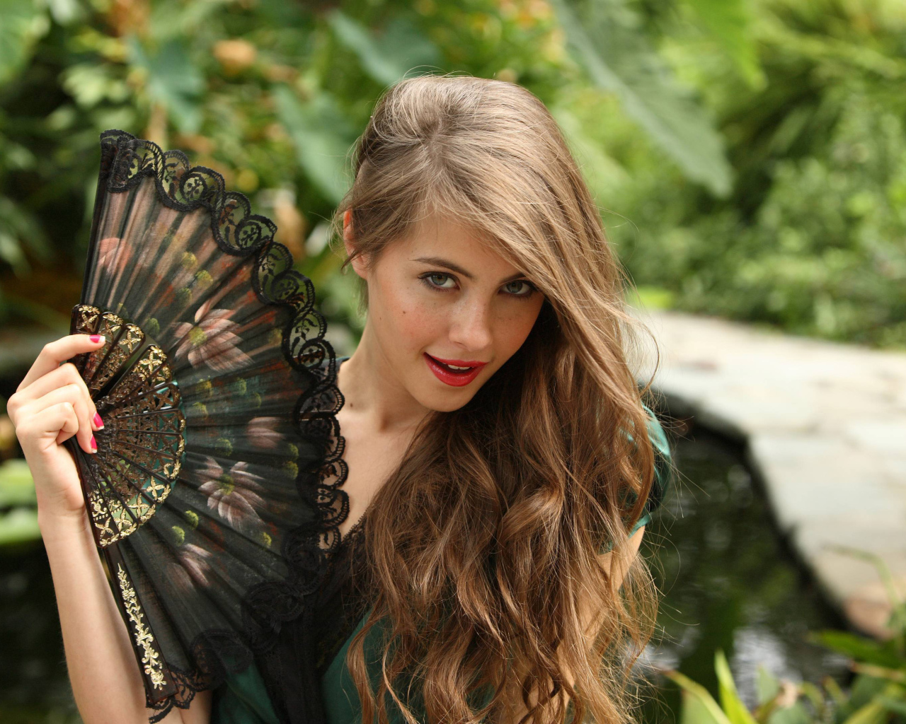 Актриса Уилла Холланд с веером 