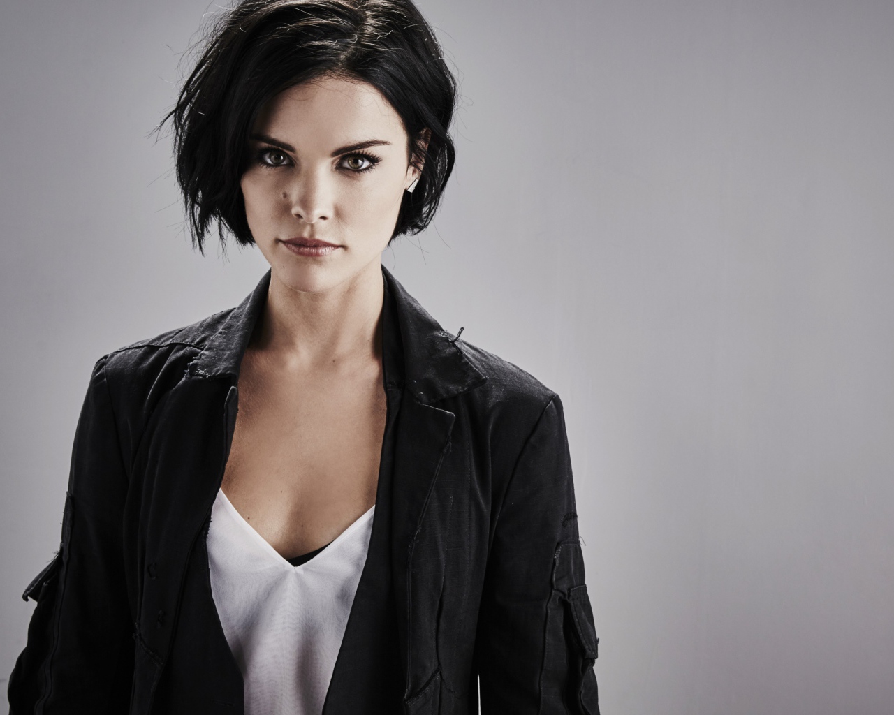 Актриса брюнетка Адриа Архона фото на сером фоне