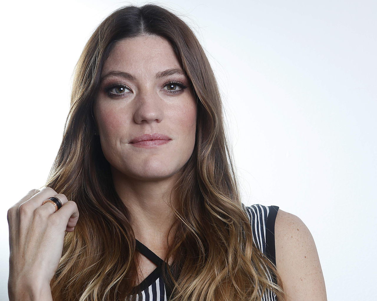 Актриса брюнетка Дженнифер Карпентер фото на белом фоне 