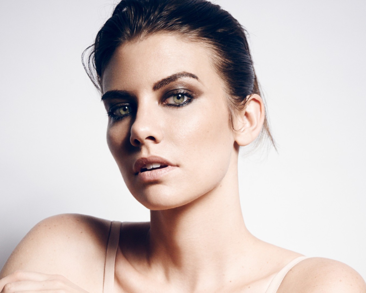 Актриса брюнетка Лорен Коэн 