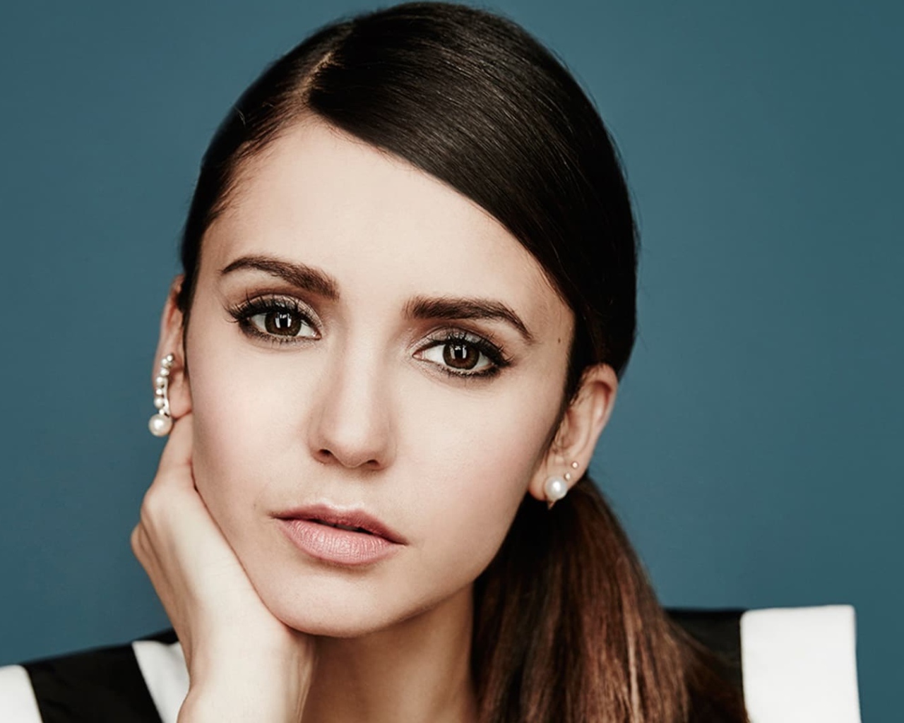 Актриса брюнетка Нина Добрев с карими глазами 