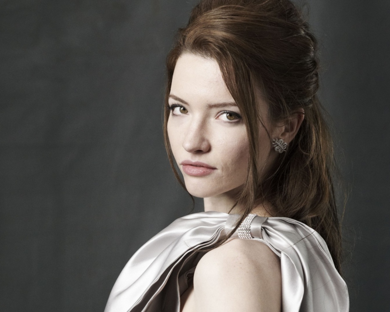 Актриса брюнетка Талула Райли 