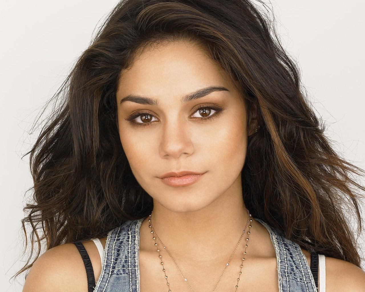 Актриса брюнетка Ванесса Хадженс 