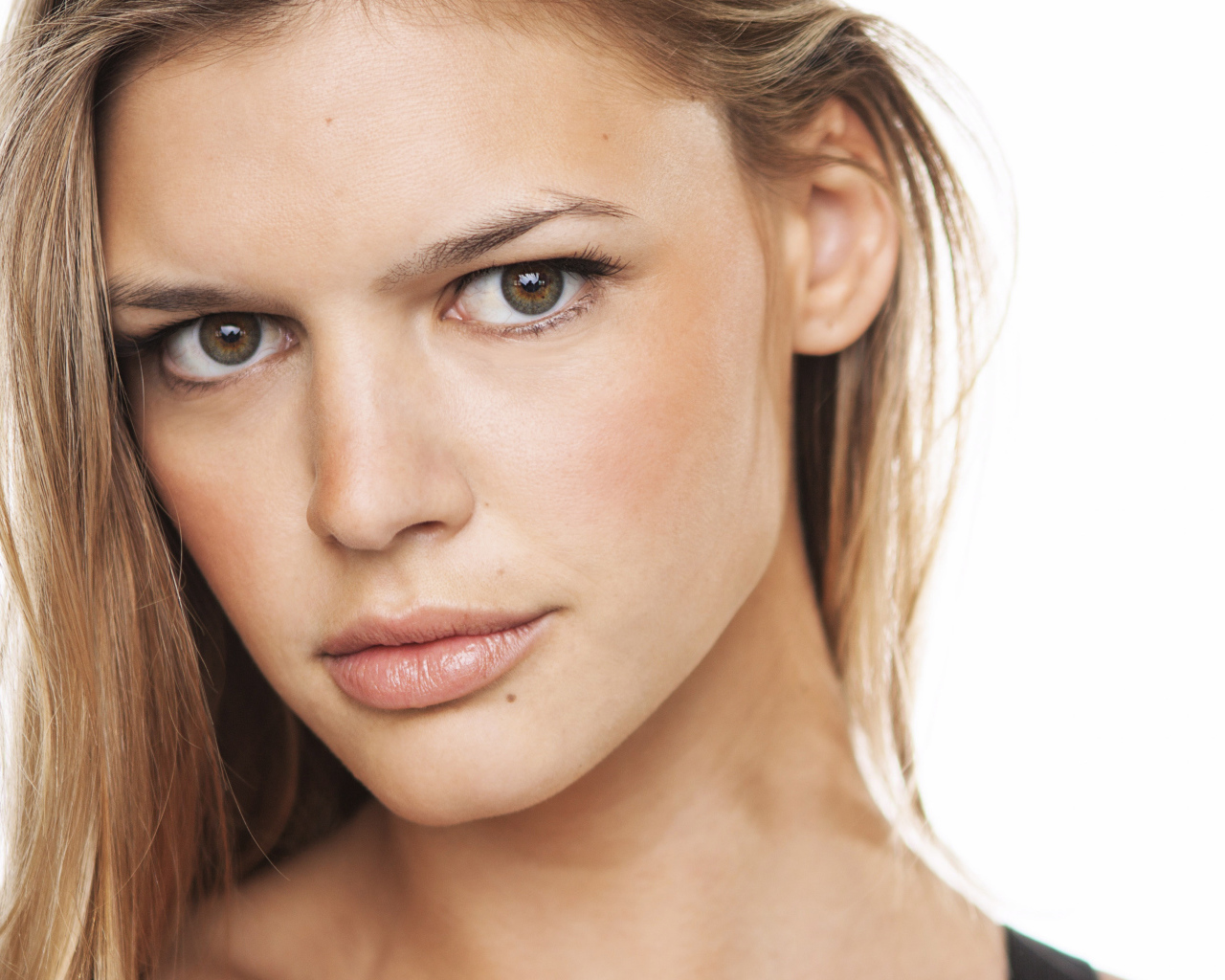 Американская актриса, модель Келли Рорбах фото на белом фоне