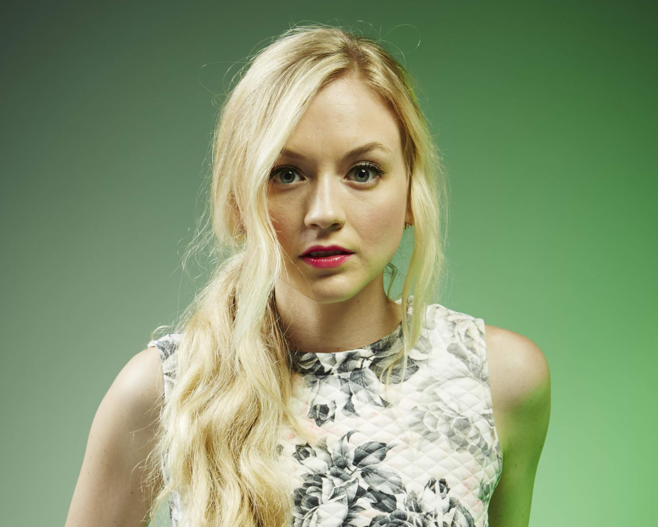 Американская актриса блондинка Эмили Кинни 