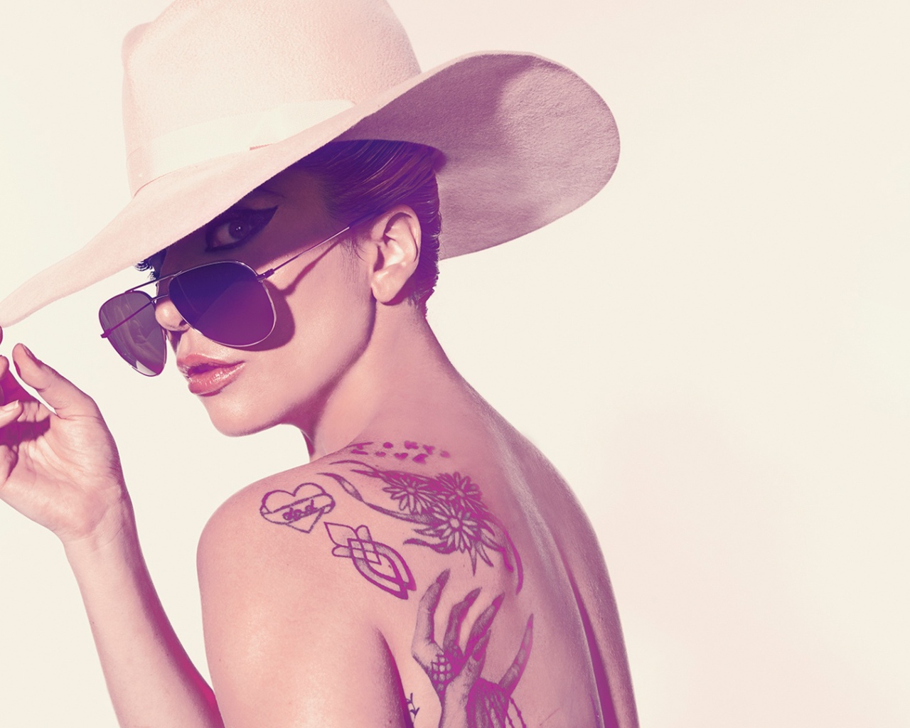 Американская певица Леди Гага с большой шляпе 