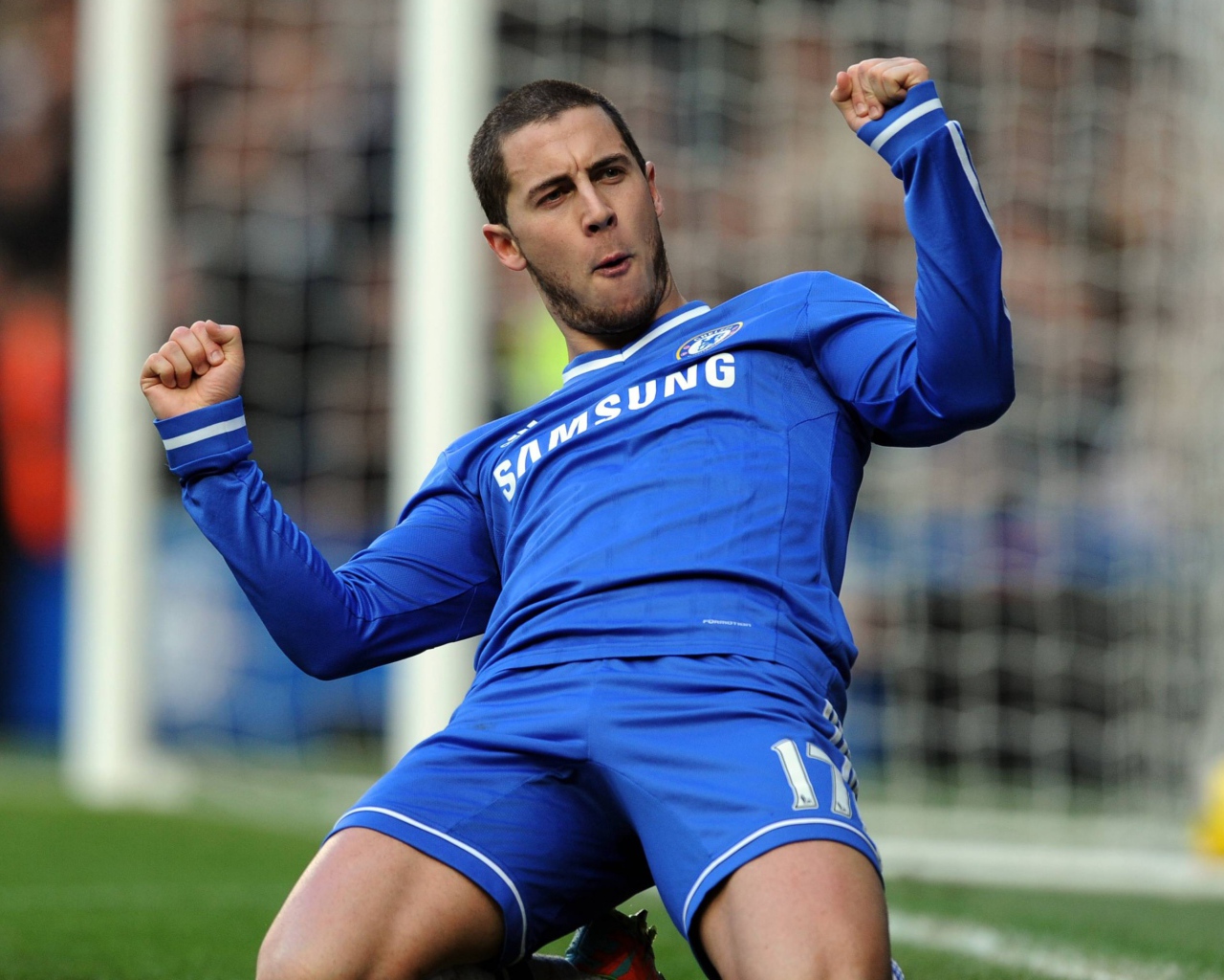 Атакующий полузащитник  Эден Хазард радуется на поле