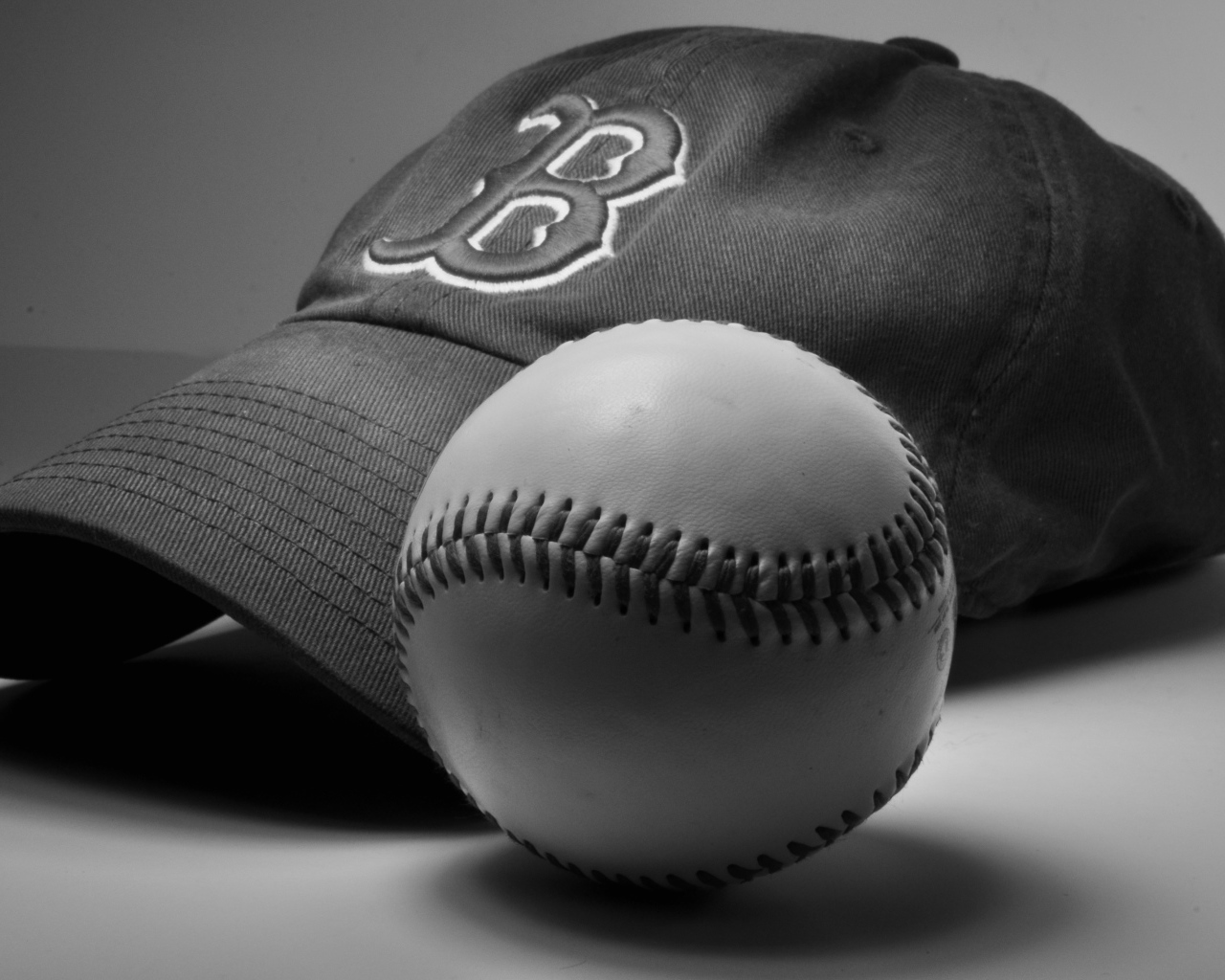 Бейсболка и мяч бейсбольной команды Бостон Ред Сокс 
