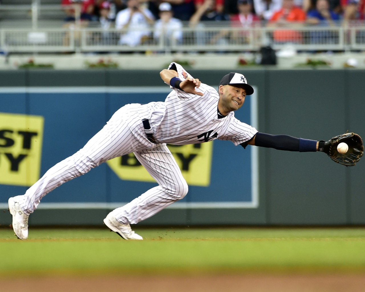 Бейсболист Дерек Джетер ловит мяч 