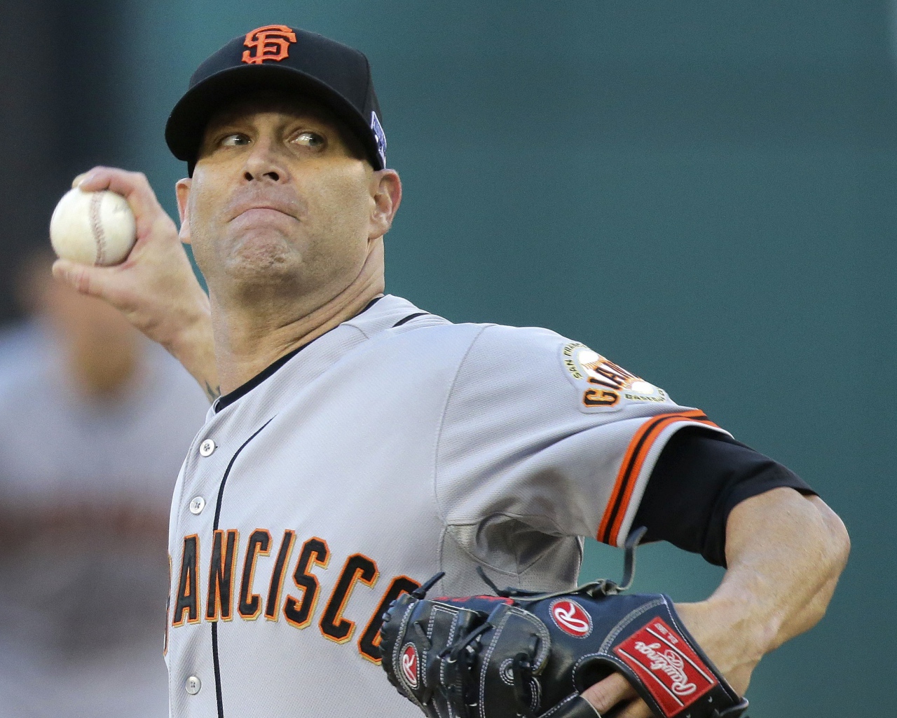 Бейсболист Тим Хадсон бросает мяч 