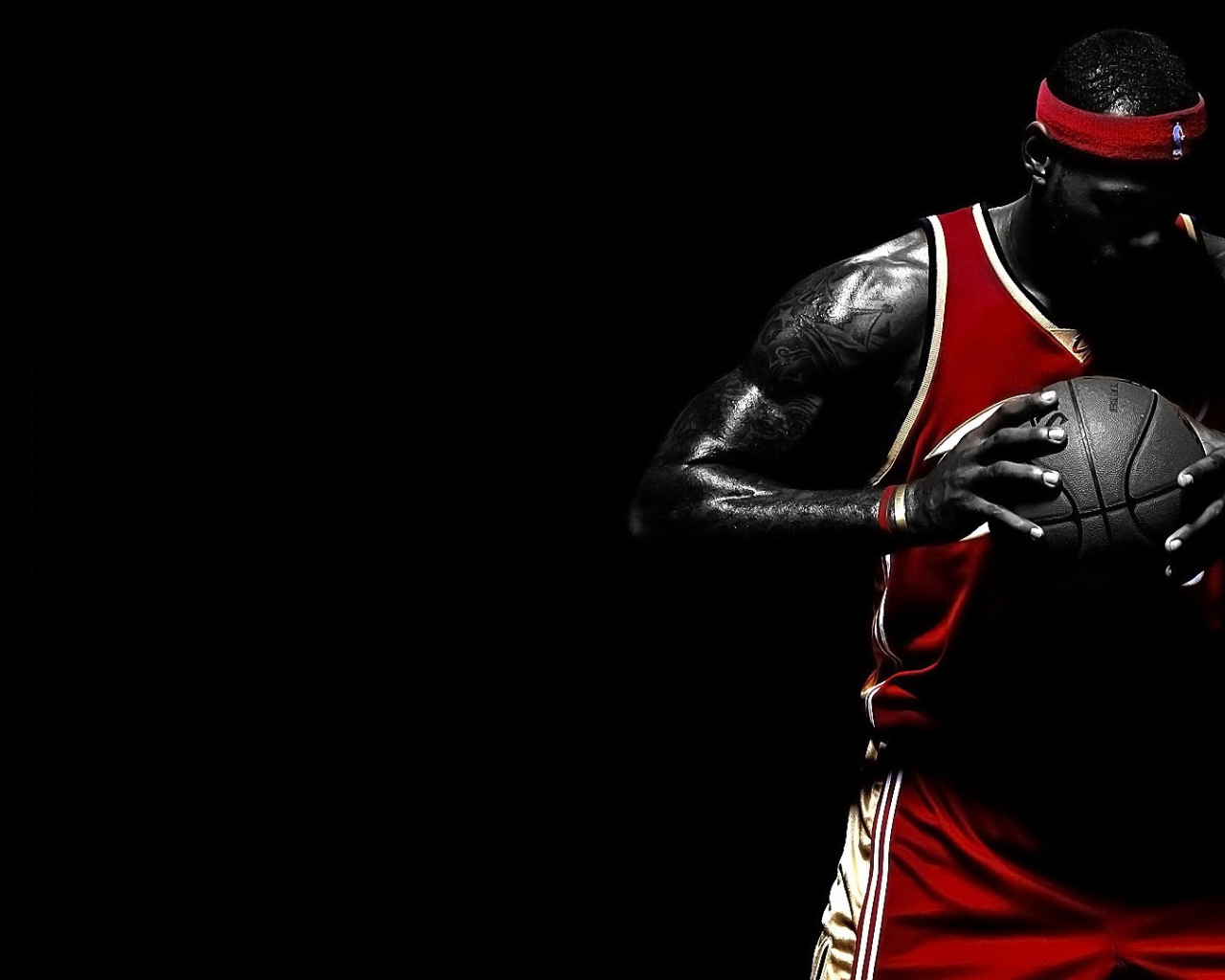 Баскетболист Леброн Джеймс с мячом в руках 