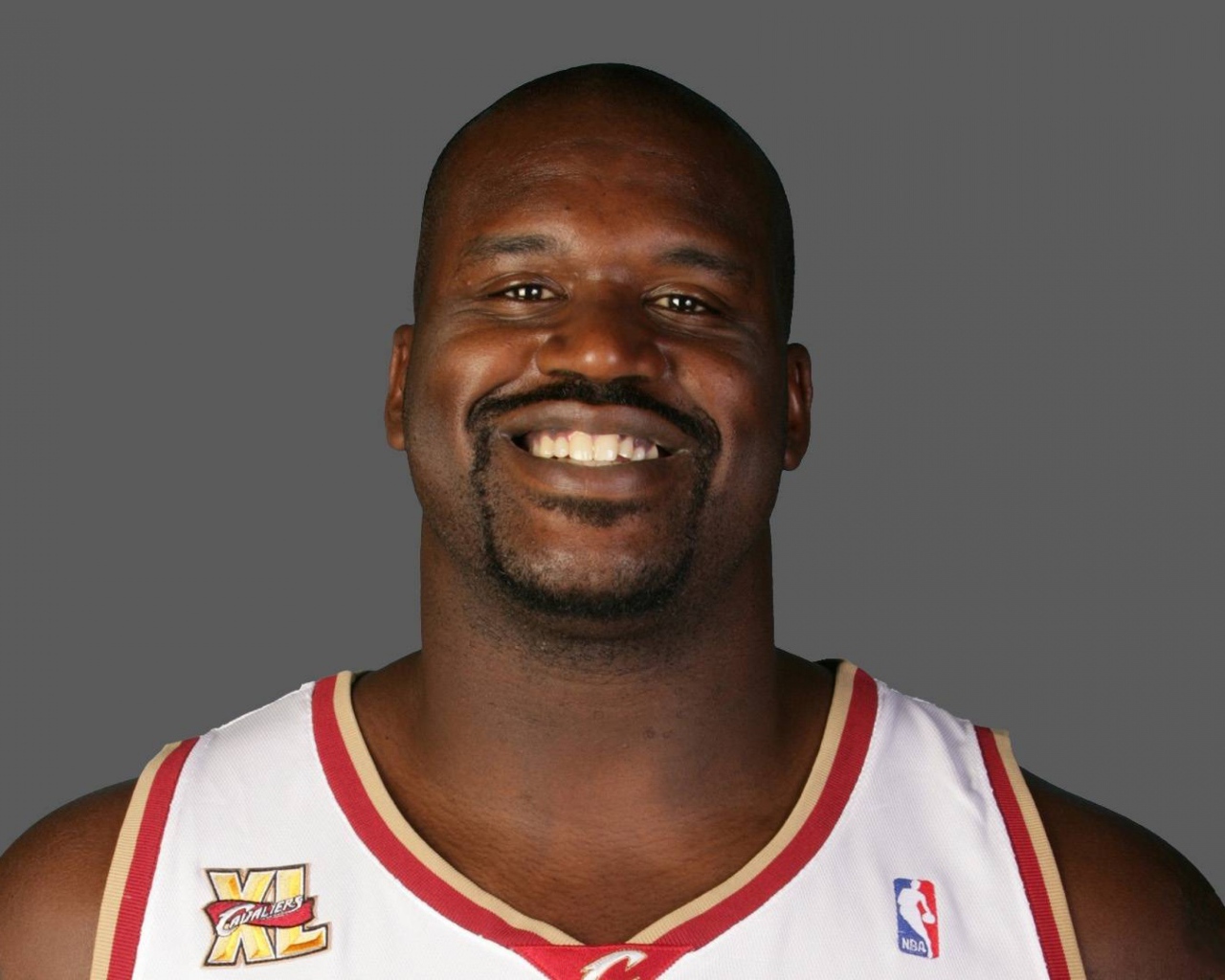 Баскетболист Шакил О’Нил улыбается 