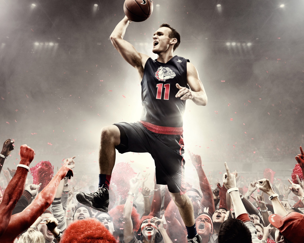 Баскетболист в прыжке над толпой 