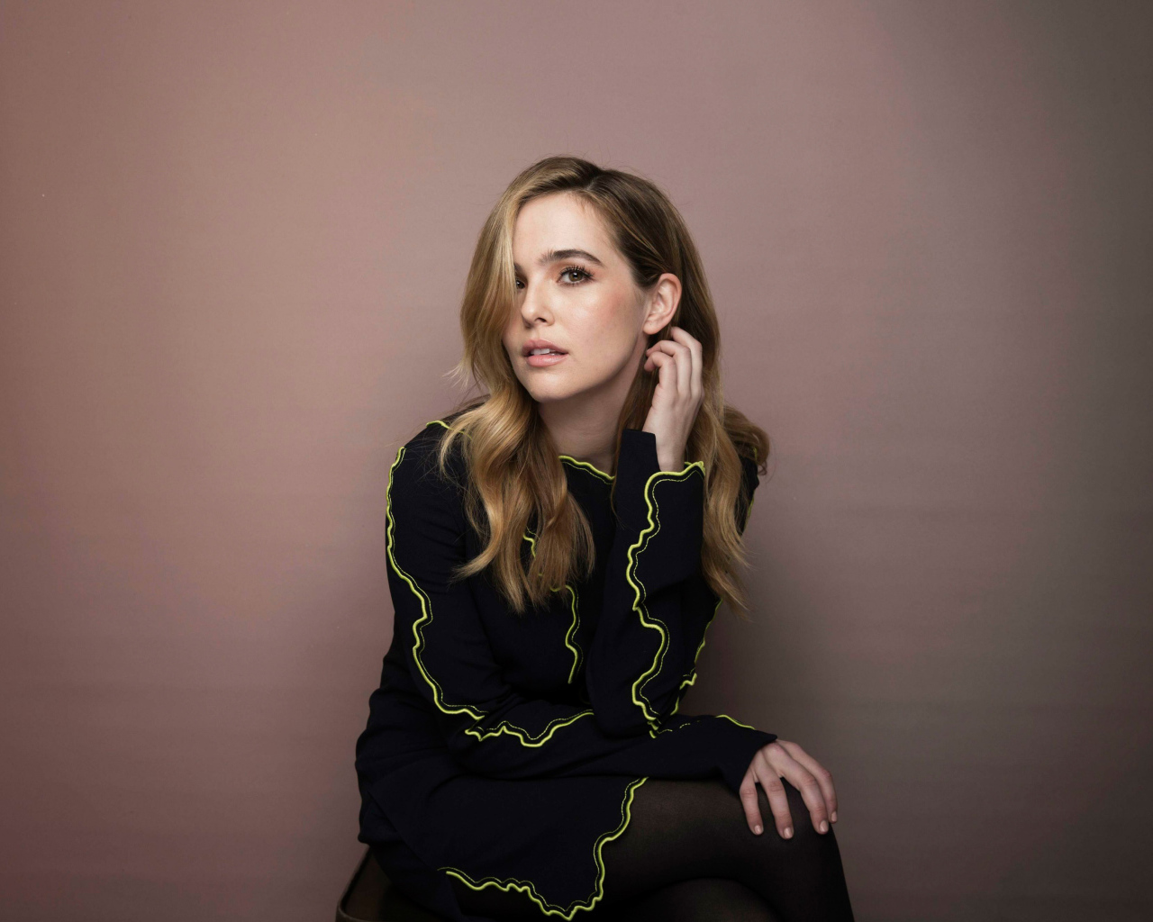 Красивая американская актриса Зои Дойч