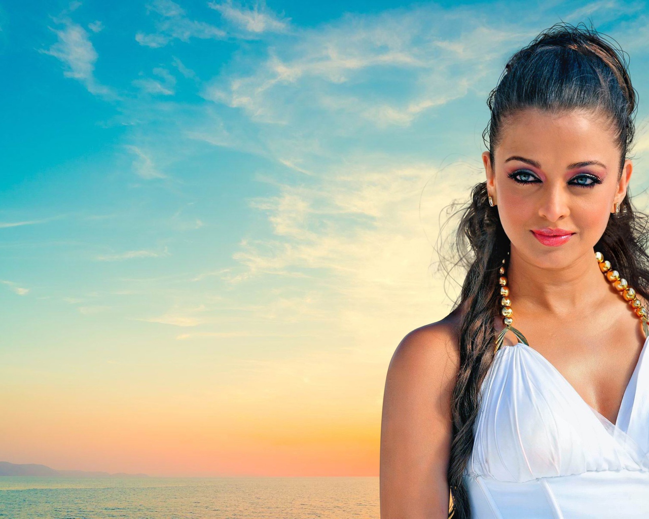 Красивая индийская актриса Айшвария Рай на фоне голубого неба 