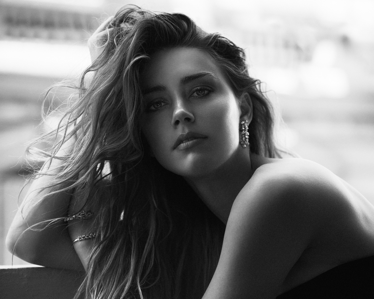 Красивая актриса Эмбер Хёрд, черно белое фото 