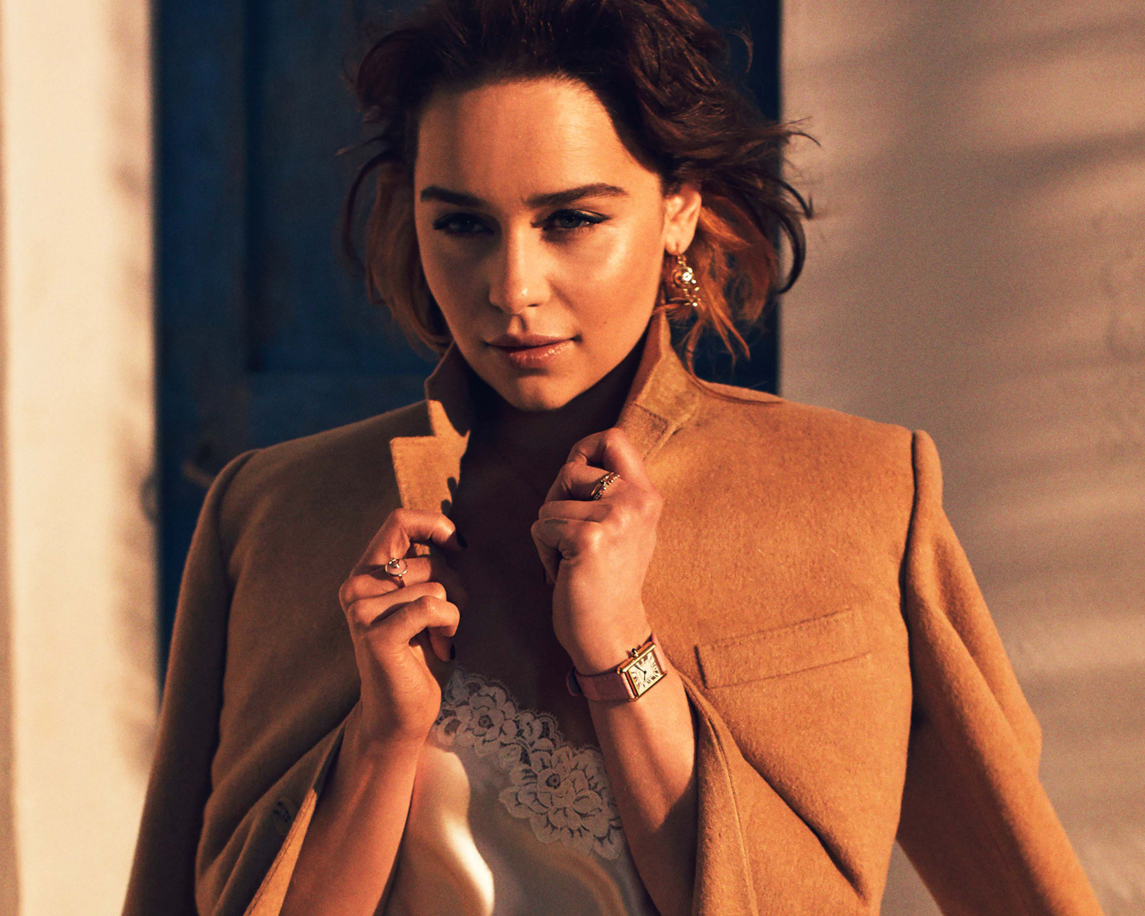 Красивая актриса Эмилия Кларк в пальто