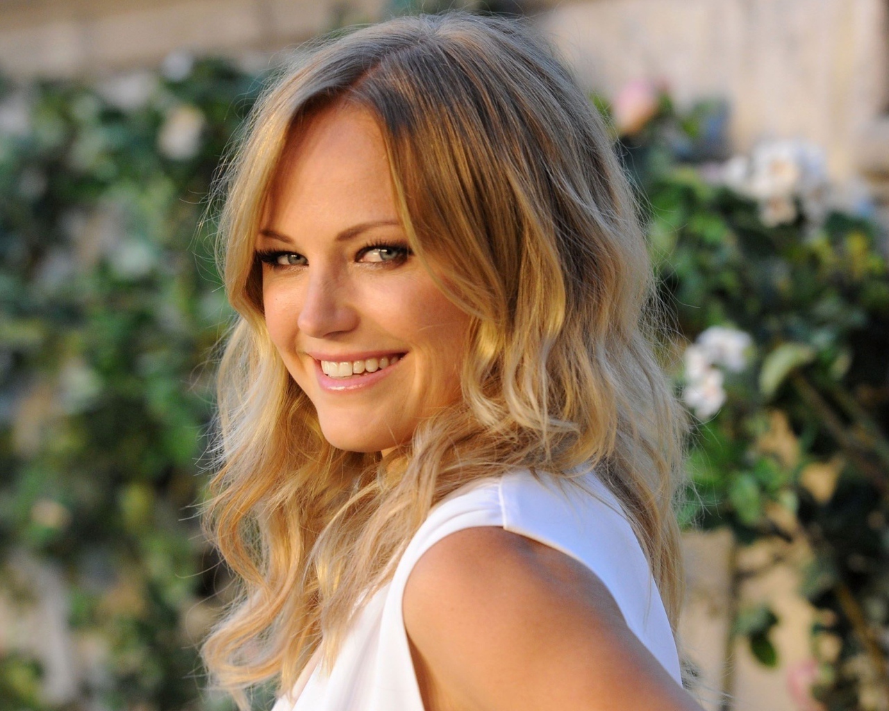 Красивая актриса Малин Акерман в белом платье 