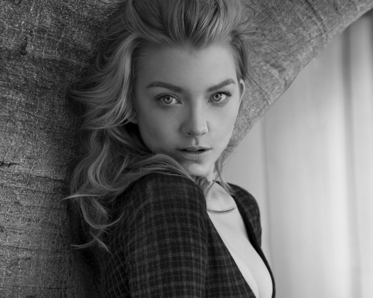 Красивая актриса Натали Дормер черно - белое фото