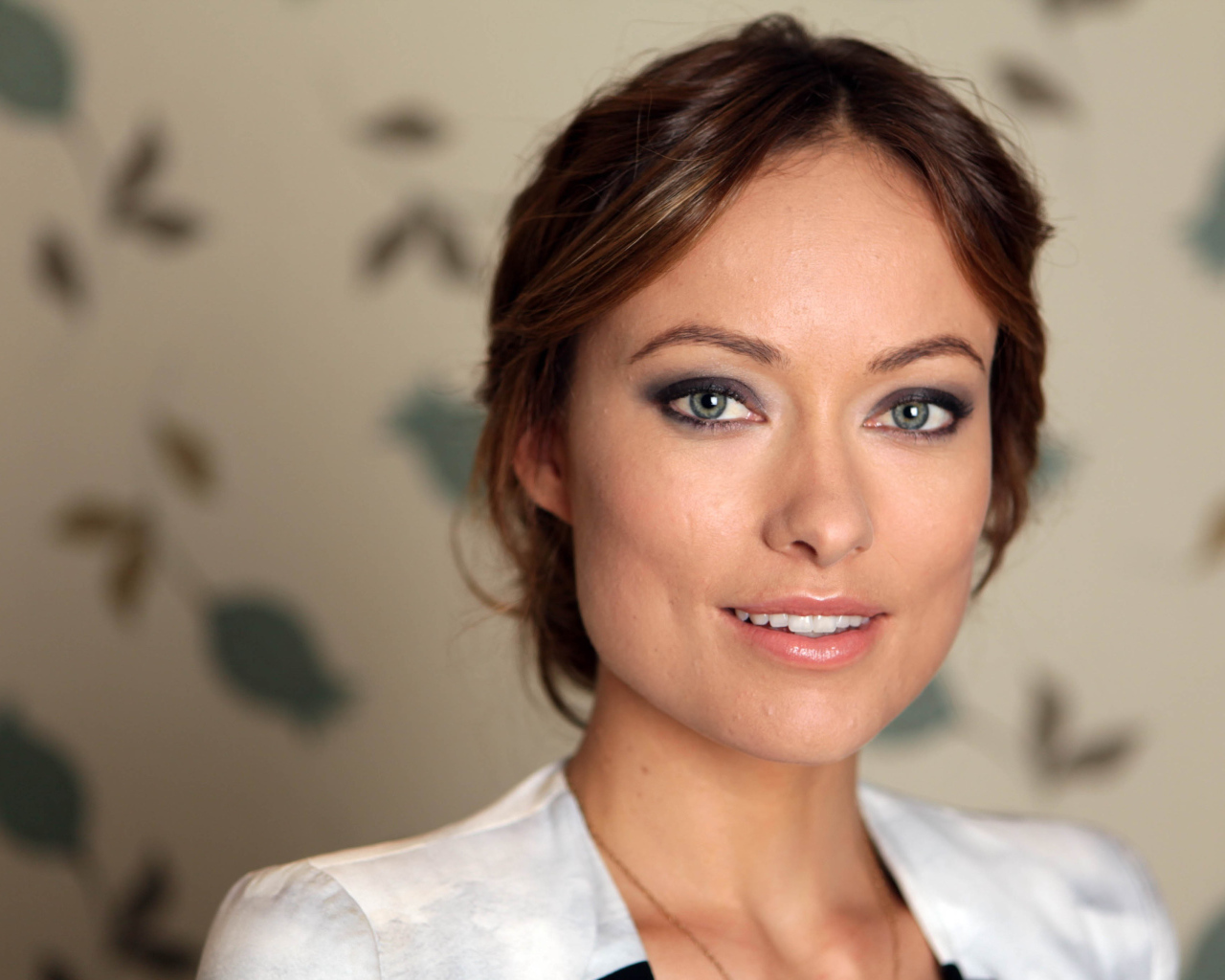 Красивая актриса Оливия Уайлд с очаровательной улыбкой 