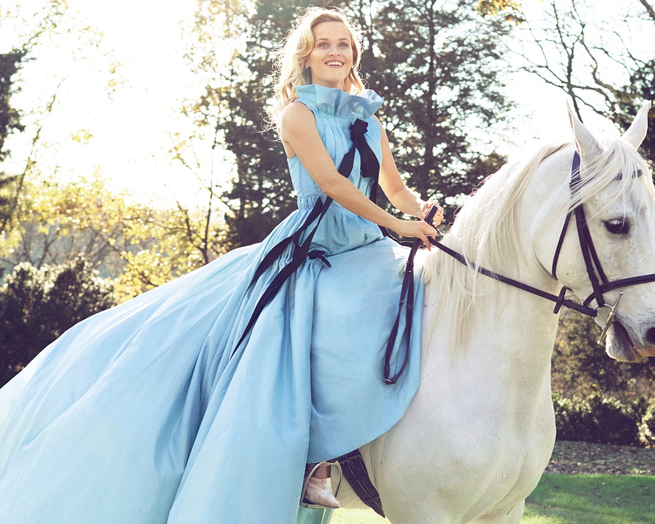 Красивая актриса Риз Уизерспун на белом коне  
