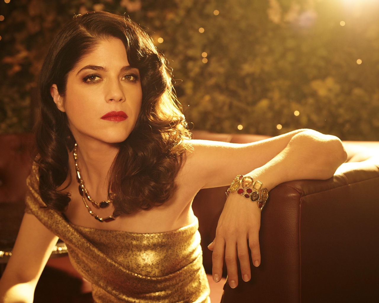 Красивая актриса Сельма Блэр в золотистом платье 