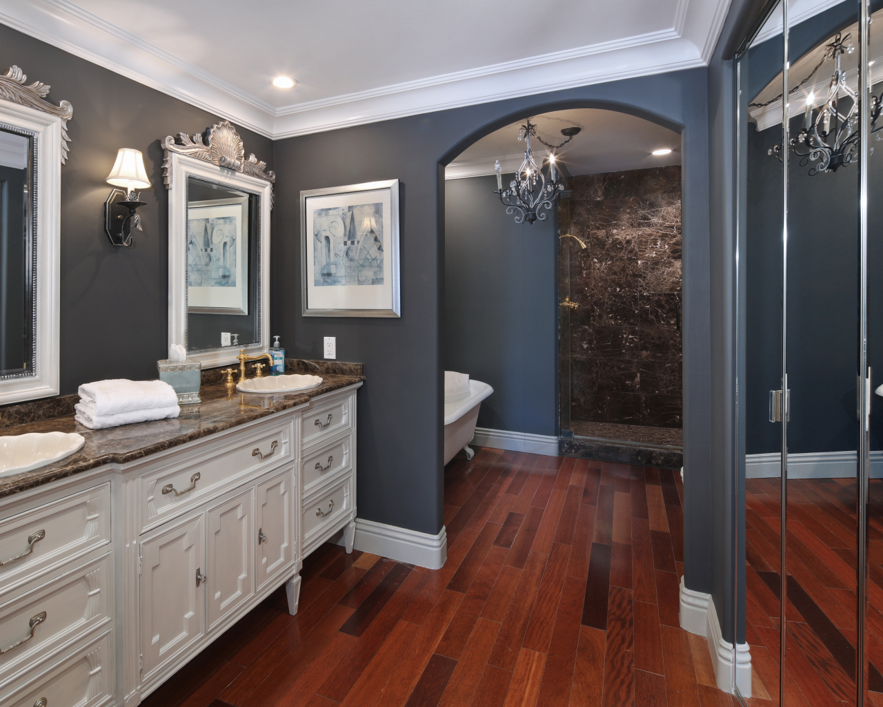 Красивая ванная комната в серо - пастельных тонах